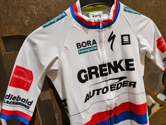 Kurzarm Trikot - U19 von Sportful, SPORTFUL GRENKE - AUTO EDER BOMBER JERSEY / KURZARM TRIKOT / TSCHECHISCHER MEISTER in variant_title vor USEDBIKES - OB.DE Hintergrund