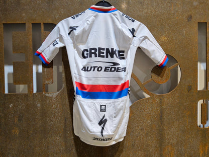 Kurzarm Trikot - U19 von Sportful, SPORTFUL GRENKE - AUTO EDER BOMBER JERSEY / KURZARM TRIKOT / TSCHECHISCHER MEISTER in variant_title vor USEDBIKES - OB.DE Hintergrund