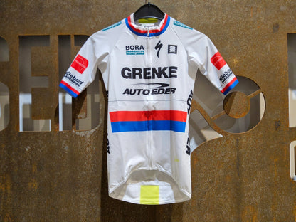 Kurzarm Trikot - U19 von Sportful, SPORTFUL GRENKE - AUTO EDER BOMBER JERSEY / KURZARM TRIKOT / TSCHECHISCHER MEISTER in variant_title vor USEDBIKES - OB.DE Hintergrund
