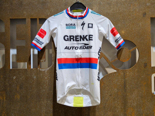 Kurzarm Trikot - U19 von Sportful, SPORTFUL GRENKE - AUTO EDER BOMBER JERSEY / KURZARM TRIKOT / TSCHECHISCHER MEISTER in variant_title vor USEDBIKES - OB.DE Hintergrund