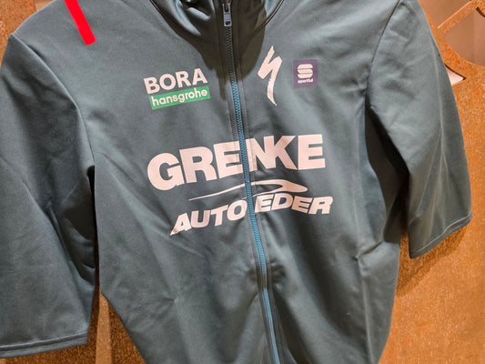 Kurzarm Trikot - U19 von Sportful, SPORTFUL GRENKE - AUTO EDER FIANDRE SS JACKET / KURZARM JACKE in variant_title vor USEDBIKES - OB.DE Hintergrund