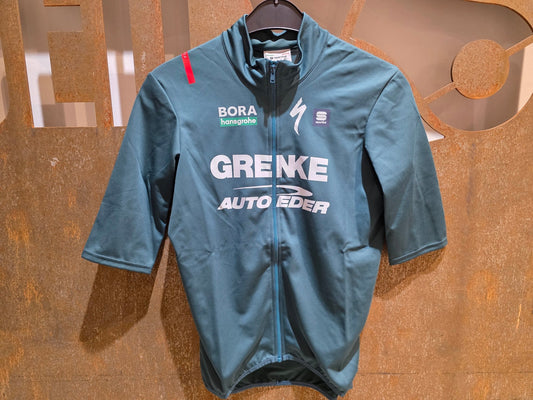 Kurzarm Trikot - U19 von Sportful, SPORTFUL GRENKE - AUTO EDER FIANDRE SS JACKET / KURZARM JACKE in variant_title vor USEDBIKES - OB.DE Hintergrund