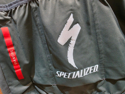 Kurzarm Trikot - U19 von Sportful, SPORTFUL GRENKE - AUTO EDER FIANDRE SS JACKET / KURZARM JACKE in variant_title vor USEDBIKES - OB.DE Hintergrund