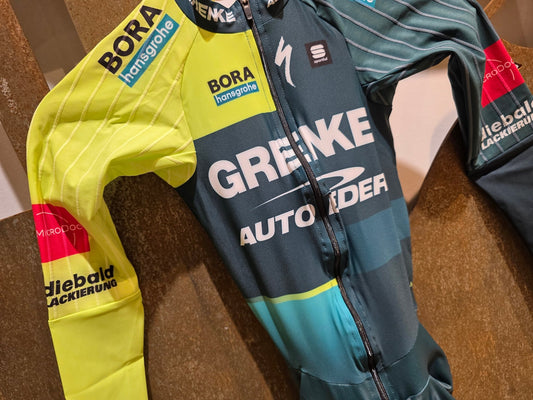 Anzug - U19 von Sportful, SPORTFUL GRENKE - AUTO EDER HABANERO SPEED SUIT / TIMETRAIL EINTEILER in variant_title vor USEDBIKES - OB.DE Hintergrund