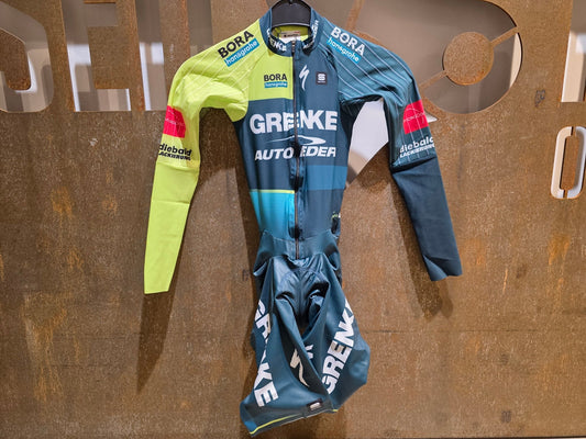 Anzug - U19 von Sportful, SPORTFUL GRENKE - AUTO EDER HABANERO SPEED SUIT / TIMETRAIL EINTEILER in variant_title vor USEDBIKES - OB.DE Hintergrund