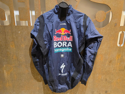 Regenbekleidung - BOH von Sportful, SPORTFUL RED BULL - BORA HANSGROHE BOH AQUA PRO JACKET / REGEN JACKE vor USEDBIKES - OB.DE Hintergrund