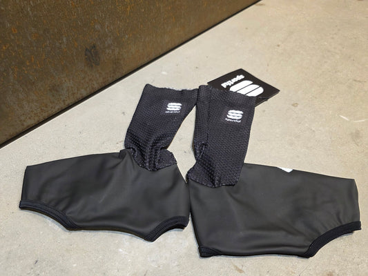 Zubehör - BOH von Sportful, SPORTFUL RED BULL - BORA HANSGROHE BOH BTT ROCK BOOTIE / ÜBERSCHUH UNISEX in variant_title vor USEDBIKES - OB.DE Hintergrund