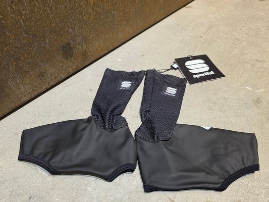 Zubehör - BOH von Sportful, SPORTFUL RED BULL - BORA HANSGROHE BOH BTT ROCK BOOTIE / ÜBERSCHUH UNISEX in variant_title vor USEDBIKES - OB.DE Hintergrund