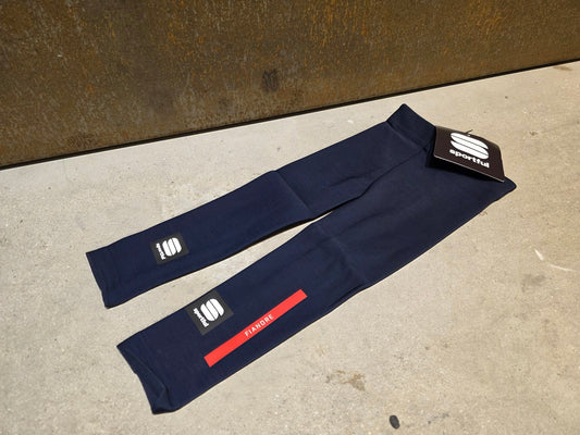 Zubehör - BOH von Sportful, SPORTFUL RED BULL BORA HANSGROHE BOH FIANDRE ARMWARMERS / ARMLING in variant_title vor USEDBIKES - OB.DE Hintergrund