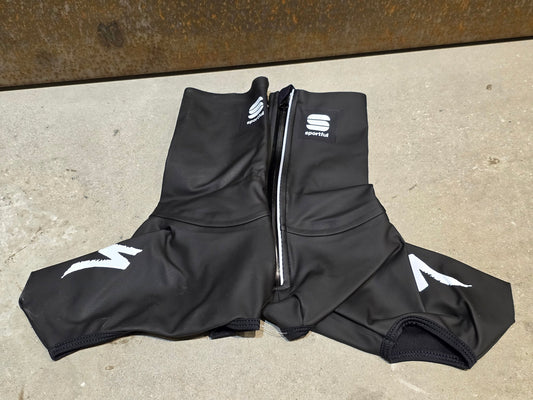Zubehör - BOH von Sportful, SPORTFUL RED BULL - BORA HANSGROHE BOH SPEED SILICON BOOTIE / ÜBERSCHUH UNISEX in variant_title vor USEDBIKES - OB.DE Hintergrund