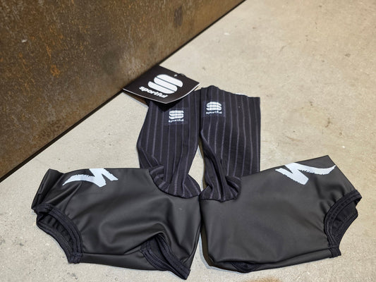 Zubehör - BOH von Sportful, SPORTFUL RED BULL - BORA HANSGROHE BOH TT FLUID BOOTIE / ÜBERSCHUH UNISEX in variant_title vor USEDBIKES - OB.DE Hintergrund