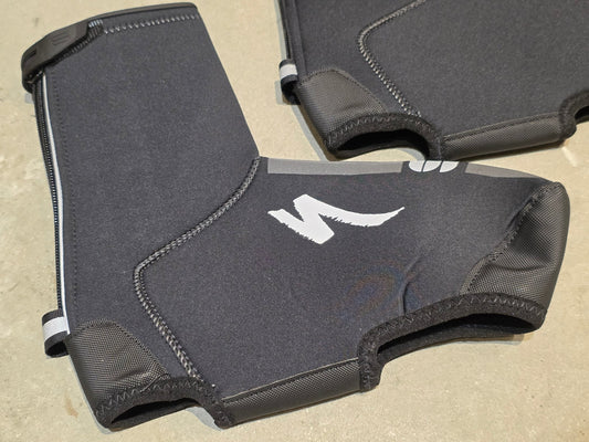 Zubehör - BOH von Sportful, SPORTFUL RED BULL - BORA HANSGROHE NEOPRENE BOOTIE / ÜBERSCHUH UNISEX in variant_title vor USEDBIKES - OB.DE Hintergrund