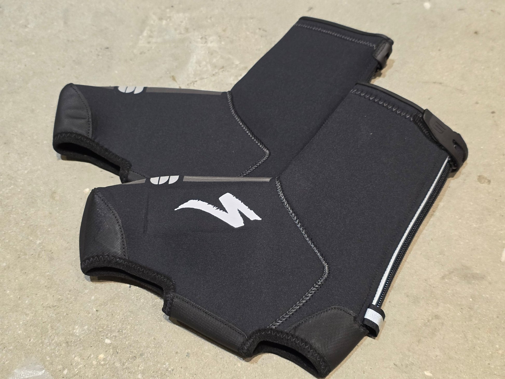 Zubehör - BOH von Sportful, SPORTFUL RED BULL - BORA HANSGROHE NEOPRENE BOOTIE / ÜBERSCHUH UNISEX in variant_title vor USEDBIKES - OB.DE Hintergrund