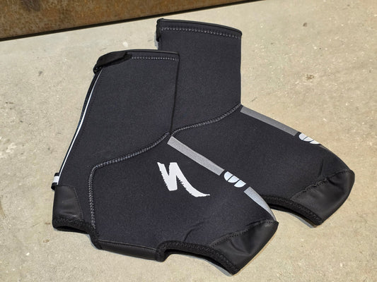 Zubehör - BOH von Sportful, SPORTFUL RED BULL - BORA HANSGROHE NEOPRENE BOOTIE / ÜBERSCHUH UNISEX in variant_title vor USEDBIKES - OB.DE Hintergrund