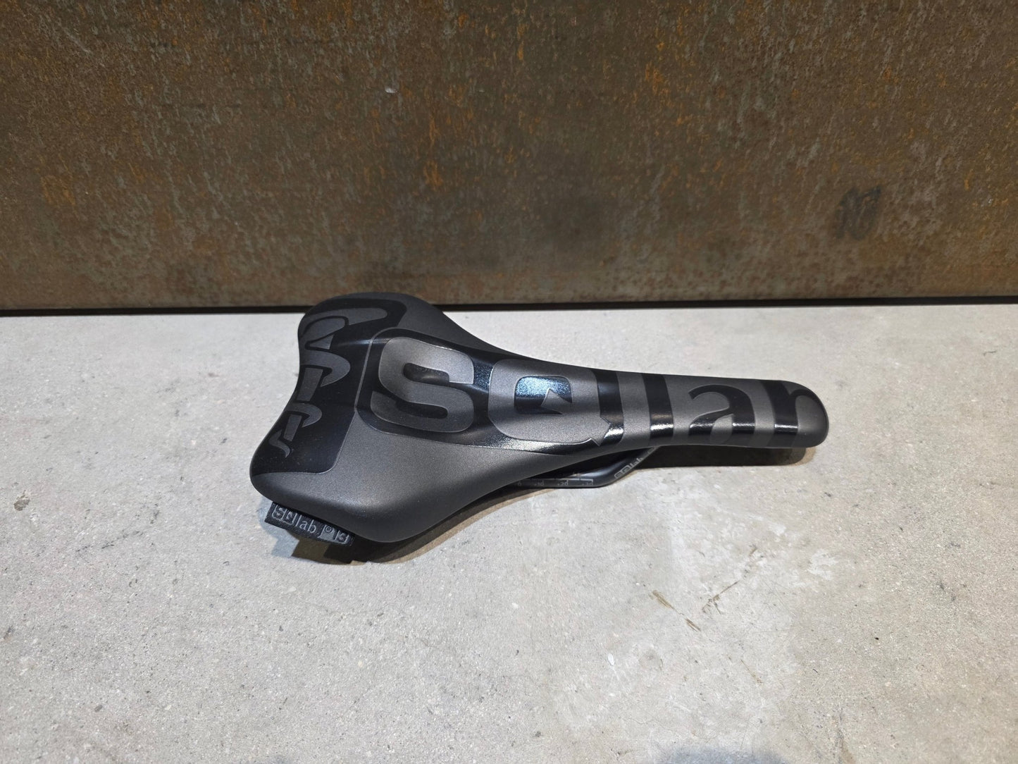 Sattel von SQ Lab, SQ LAB 612 ERGOWAVE® R LTD TEAM CARBON / 13CM vor USEDBIKES - OB.DE Hintergrund