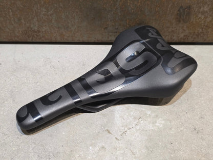 Sattel von SQ Lab, SQ LAB 612 ERGOWAVE® R LTD TEAM CARBON / 13CM vor USEDBIKES - OB.DE Hintergrund