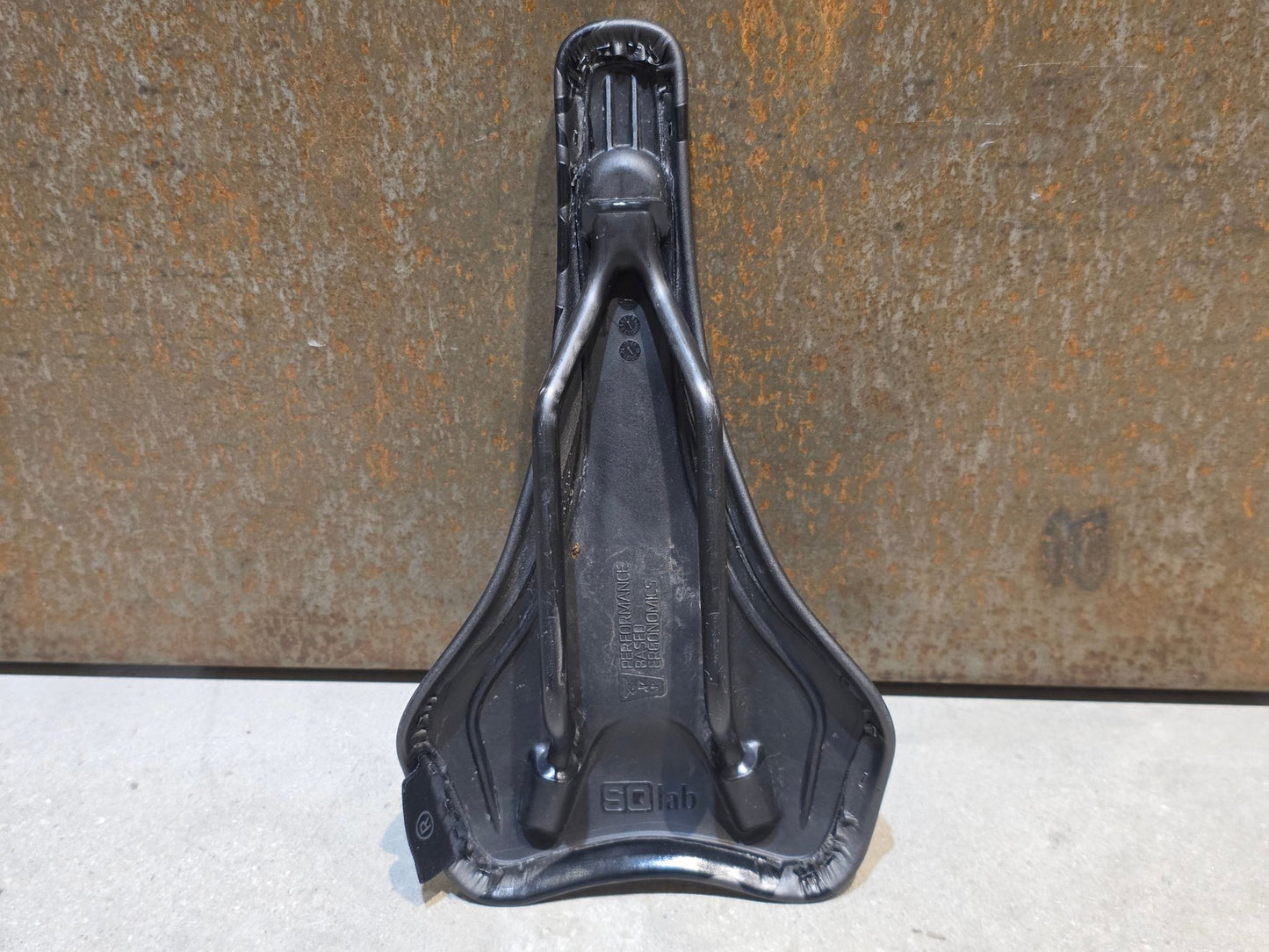 Sattel von SQ Lab, SQ LAB 612 ERGOWAVE® R LTD TEAM CARBON / 13CM vor USEDBIKES - OB.DE Hintergrund