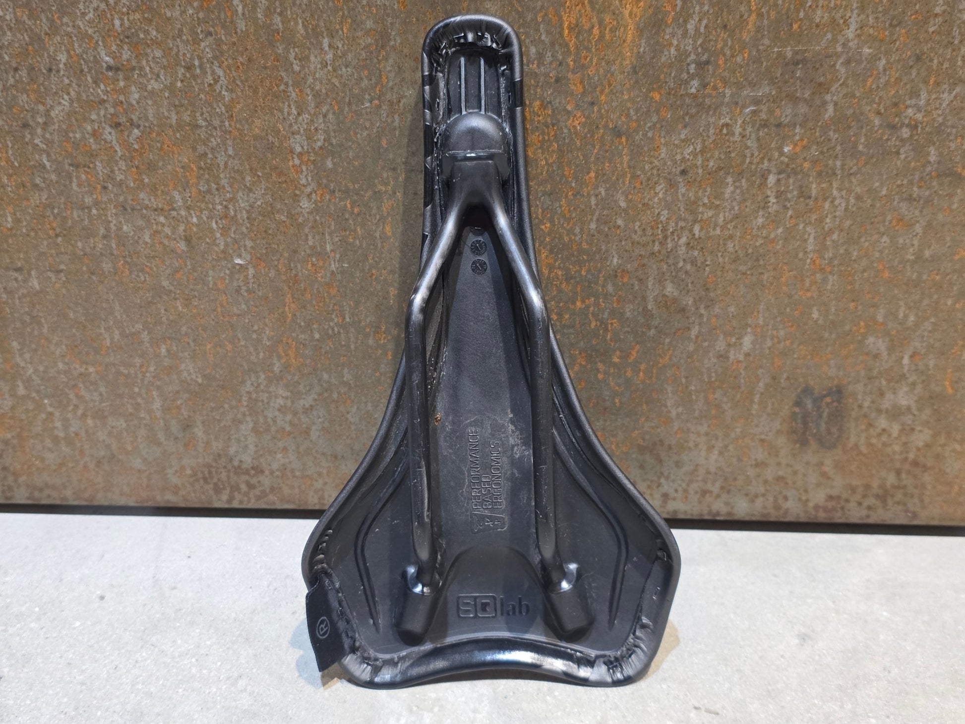 Sattel von SQ Lab, SQ LAB 612 ERGOWAVE® R LTD TEAM CARBON / 13CM vor USEDBIKES - OB.DE Hintergrund