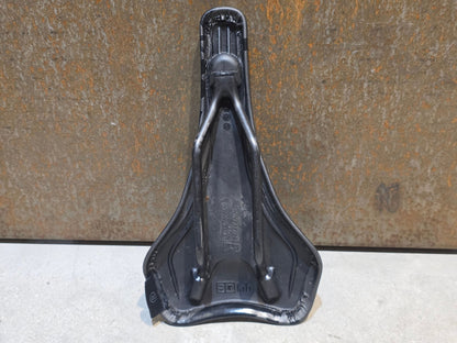 Sattel von SQ Lab, SQ LAB 612 ERGOWAVE® R LTD TEAM CARBON / 13CM vor USEDBIKES - OB.DE Hintergrund