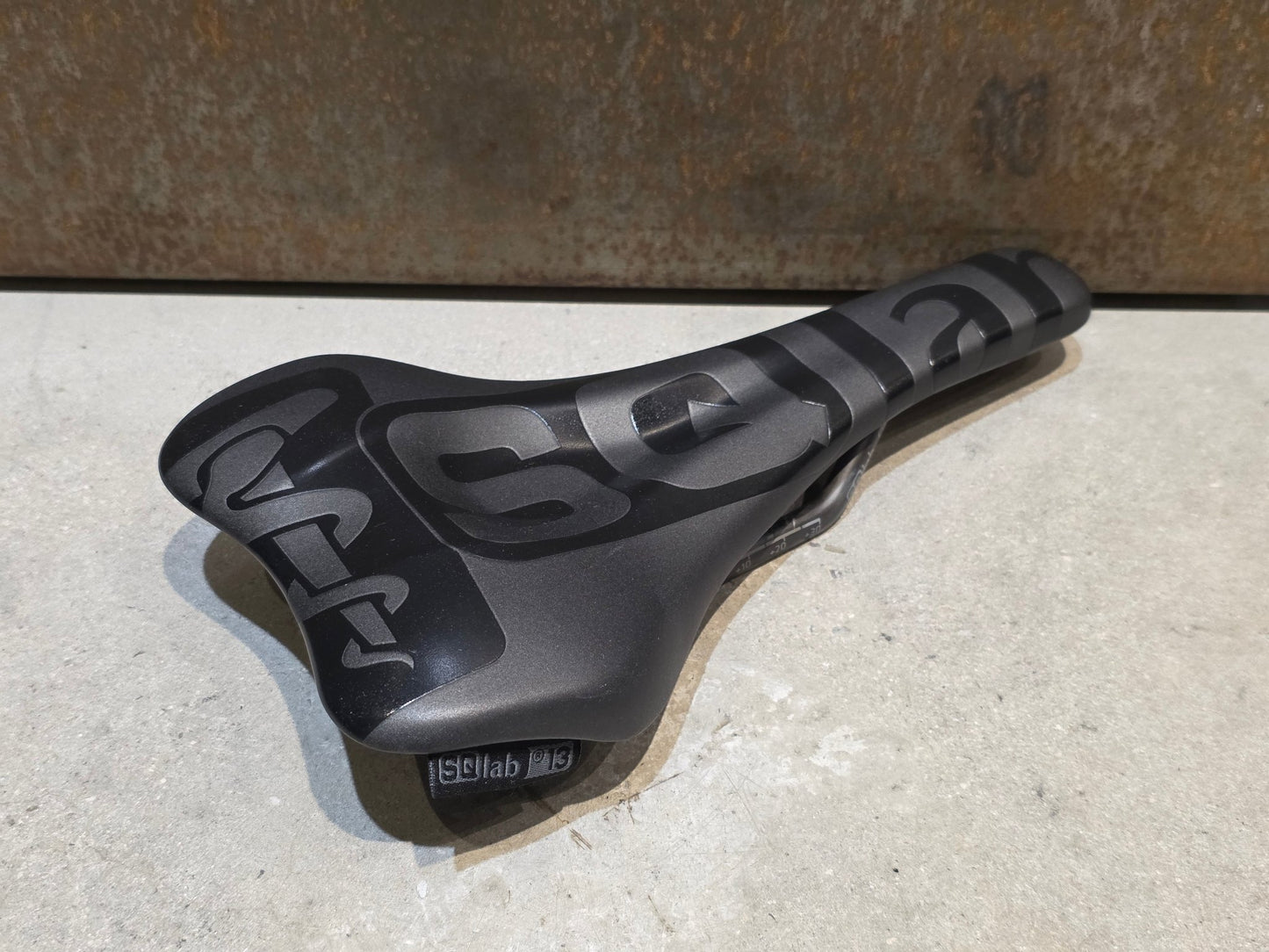 Sattel von SQ Lab, SQ LAB 612 ERGOWAVE® R LTD TEAM CARBON / 13CM vor USEDBIKES - OB.DE Hintergrund