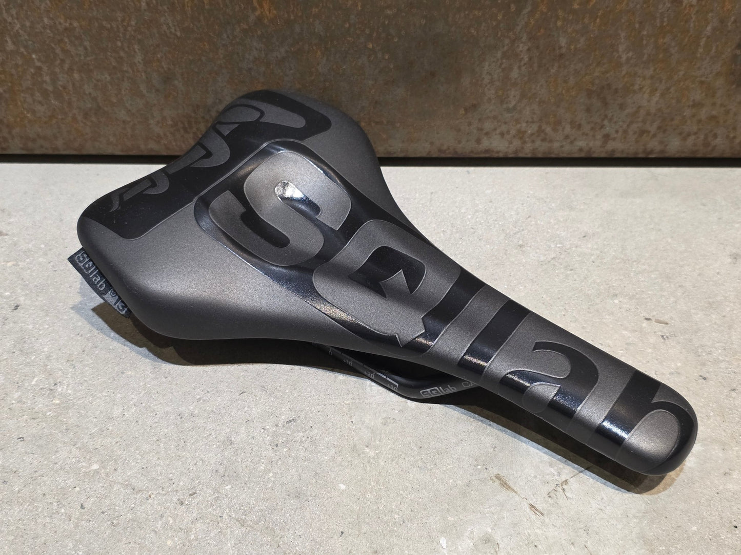 Sattel von SQ Lab, SQ LAB 612 ERGOWAVE® R LTD TEAM CARBON / 13CM vor USEDBIKES - OB.DE Hintergrund