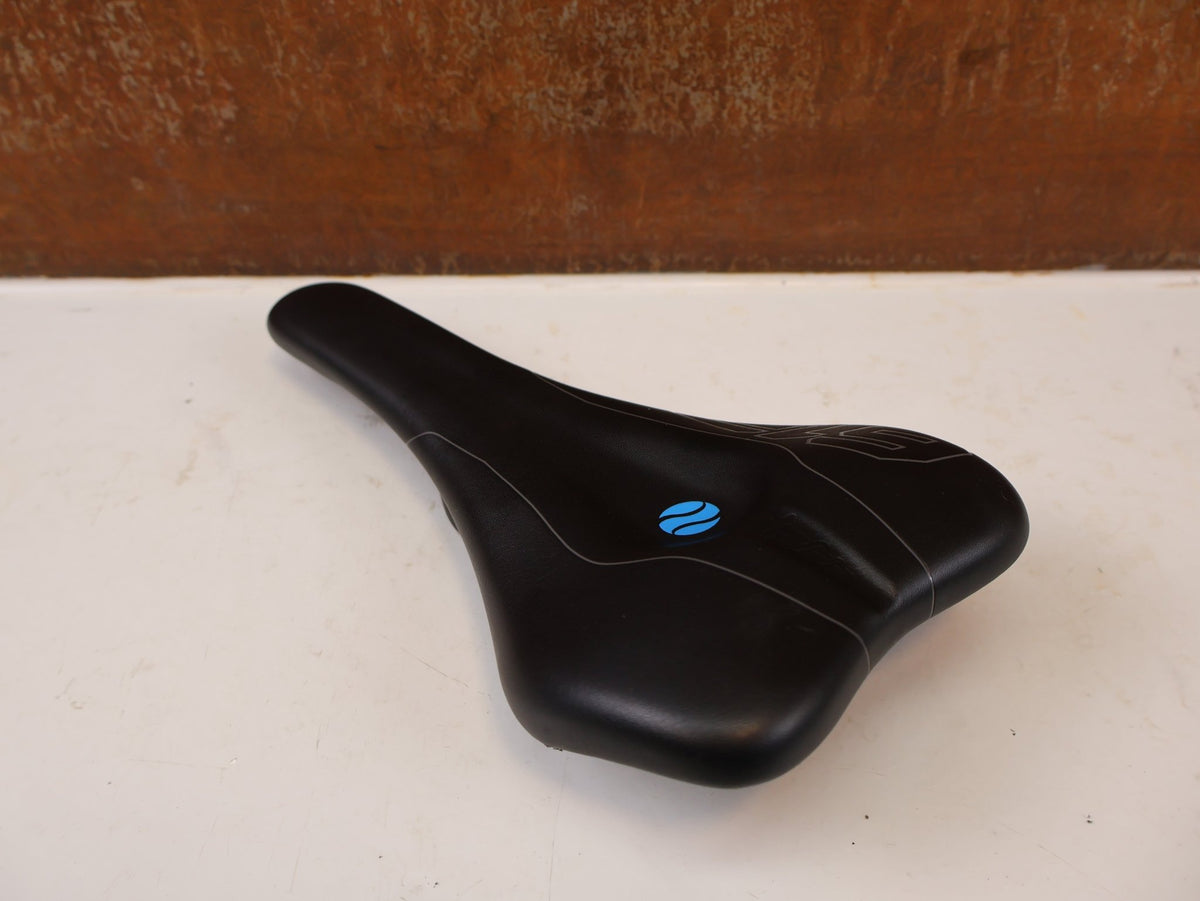Sattel von SQ Lab, SQlab 612 Carbon Sattel 7x10mm 146g / 12 vor USEDBIKES-OB.DE Hintergrund