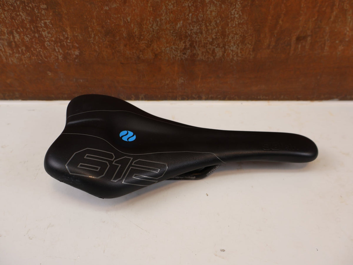 Sattel von SQ Lab, SQlab 612 Carbon Sattel 7x10mm 146g / 12 vor USEDBIKES-OB.DE Hintergrund