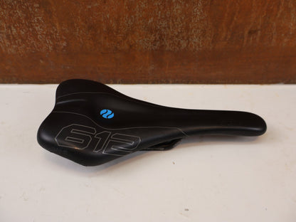 Sattel von SQ Lab, SQlab 612 Carbon Sattel 7x10mm 146g / 12 vor USEDBIKES-OB.DE Hintergrund