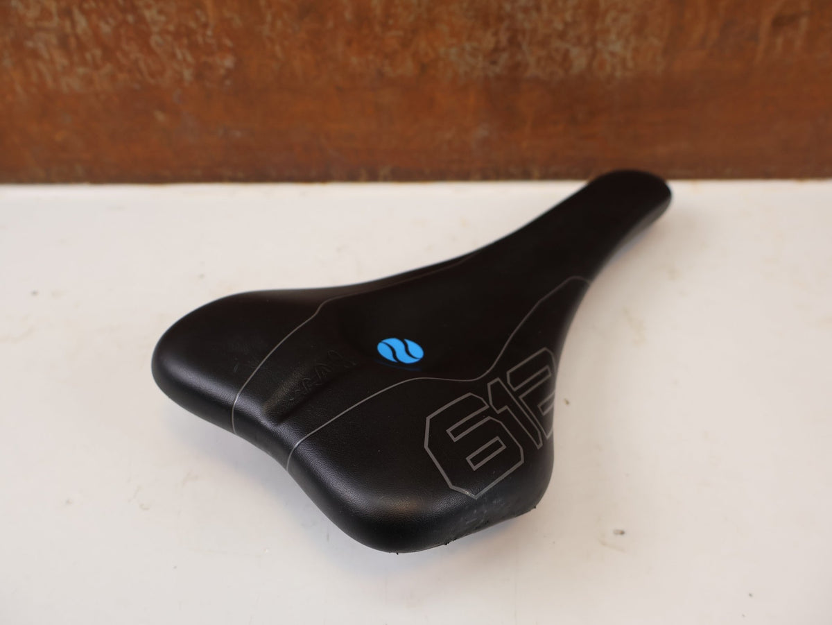 Sattel von SQ Lab, SQlab 612 Carbon Sattel 7x10mm 146g / 12 vor USEDBIKES-OB.DE Hintergrund
