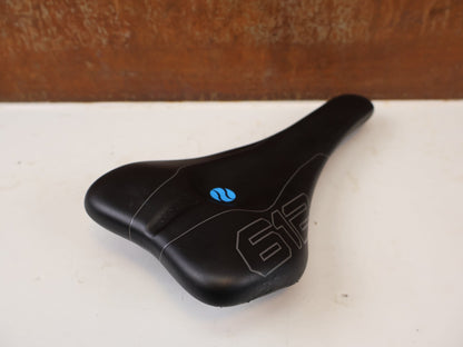 Sattel von SQ Lab, SQlab 612 Carbon Sattel 7x10mm 146g / 12 vor USEDBIKES-OB.DE Hintergrund