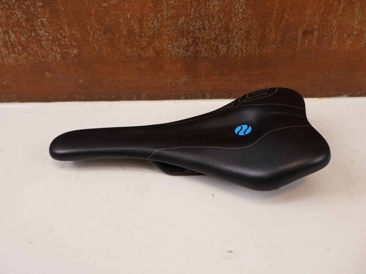 Sattel von SQ Lab, SQlab 612 Carbon Sattel 7x10mm 146g / 12 vor USEDBIKES-OB.DE Hintergrund