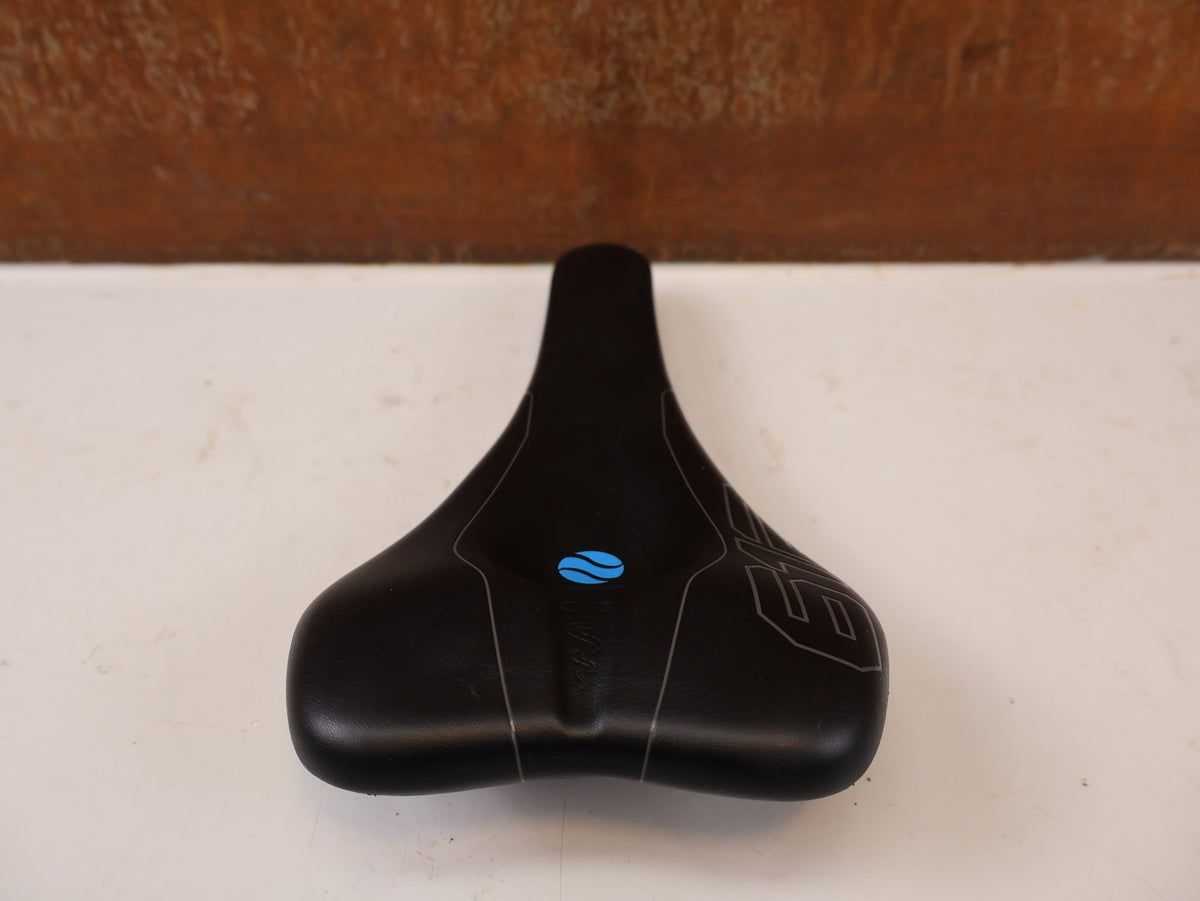 Sattel von SQ Lab, SQlab 612 Carbon Sattel 7x10mm 146g / 12 vor USEDBIKES-OB.DE Hintergrund