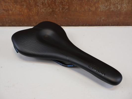 Sattel von SQ Lab, SQLAB 612 ERGOWAVE / 150 MM / SATTEL vor USEDBIKES-OB.DE Hintergrund