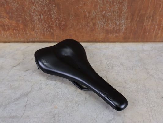 Sattel von SQ Lab, SQLAB 612 ERGOWAVE ACTIVE SATTEL / 140 MM / S - TUBE / ERGONOMISCH / 232G vor USEDBIKES - OB.DE Hintergrund