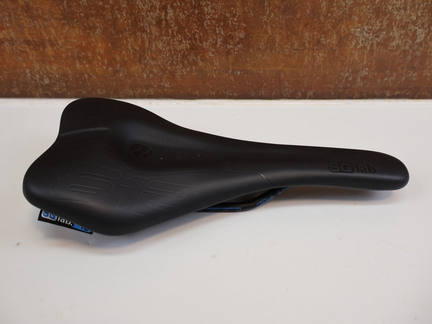 Sattel von SQ Lab, SQLAB 612 ERGOWAVE SATTEL / 130 MM / ROAD & MTB RACE / ERGONOMISCH vor USEDBIKES-OB.DE Hintergrund