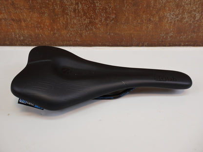 Sattel von SQ Lab, SQLAB 612 ERGOWAVE SATTEL / 130 MM / ROAD & MTB RACE / ERGONOMISCH vor USEDBIKES-OB.DE Hintergrund