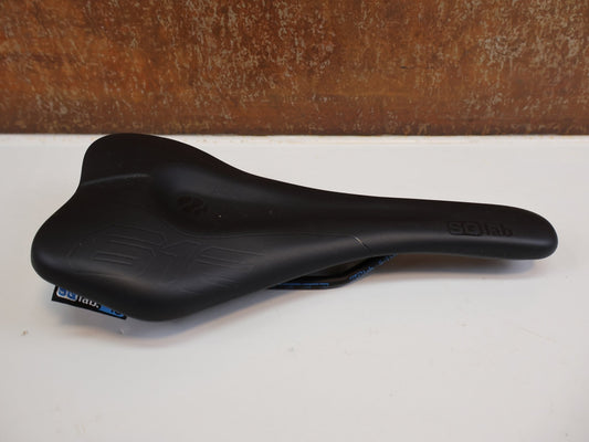 Sattel von SQ Lab, SQLAB 612 ERGOWAVE SATTEL / 130 MM / ROAD & MTB RACE / ERGONOMISCH vor USEDBIKES-OB.DE Hintergrund