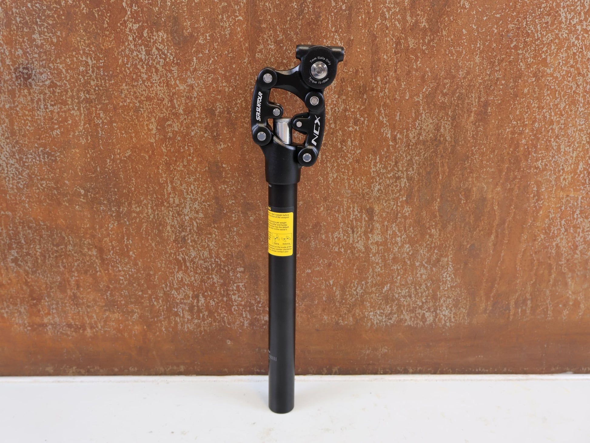 Sattelstütze von SR Suntour Inc., SR SUNTOUR NCX SP12 FEDERSATTELSTUETZE 27.2 MM 350MM vor USEDBIKES-OB.DE Hintergrund