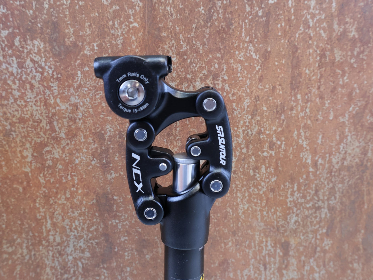 Sattelstütze von SR Suntour Inc., SR SUNTOUR NCX SP12 FEDERSATTELSTUETZE 27.2 MM 350MM vor USEDBIKES-OB.DE Hintergrund
