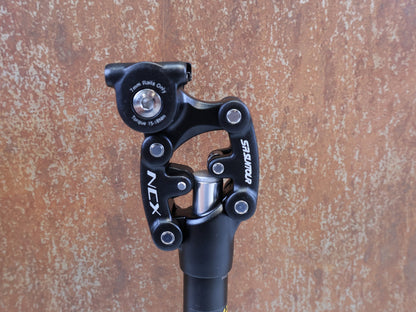 Sattelstütze von SR Suntour Inc., SR SUNTOUR NCX SP12 FEDERSATTELSTUETZE 27.2 MM 350MM vor USEDBIKES-OB.DE Hintergrund