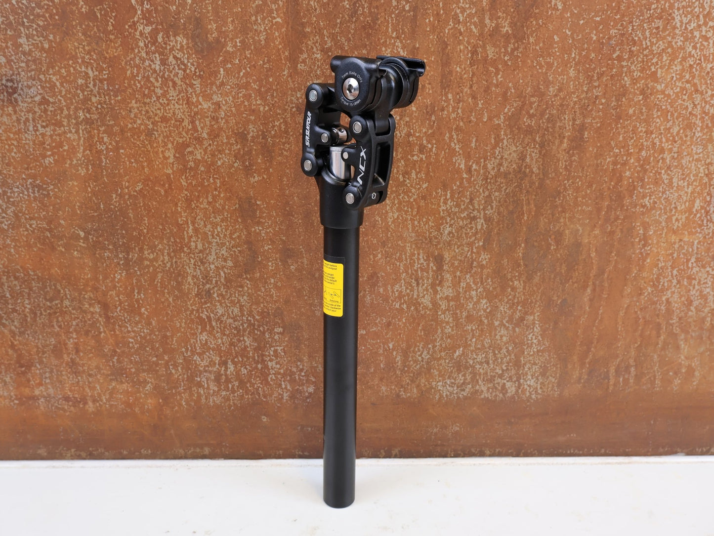 Sattelstütze von SR Suntour Inc., SR SUNTOUR NCX SP12 FEDERSATTELSTUETZE 27.2 MM 350MM vor USEDBIKES-OB.DE Hintergrund