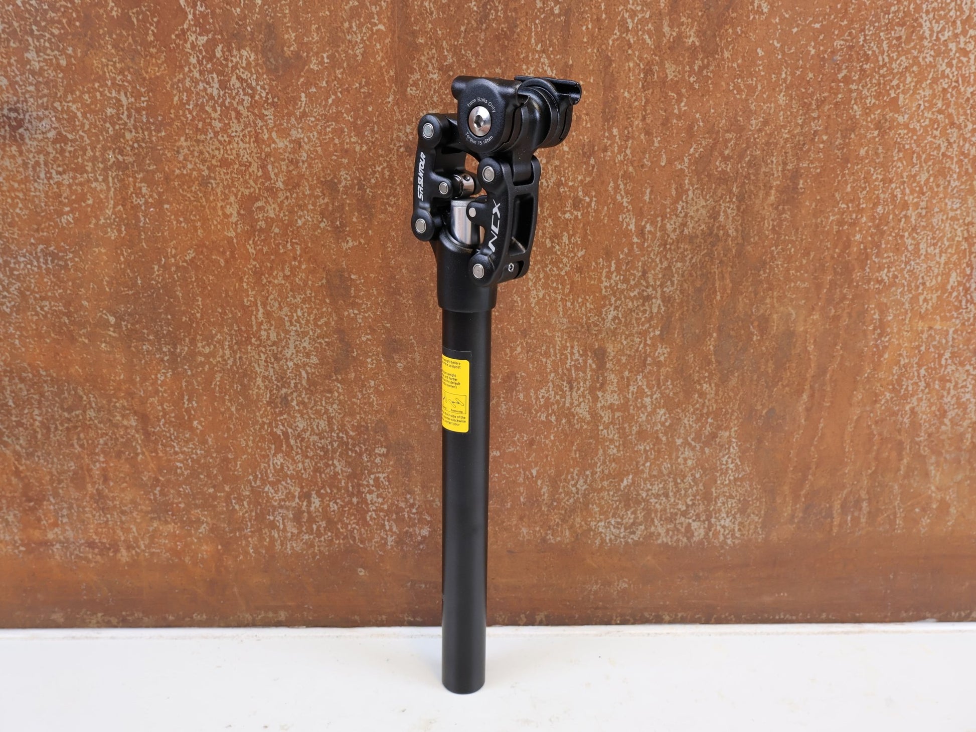 Sattelstütze von SR Suntour Inc., SR SUNTOUR NCX SP12 FEDERSATTELSTUETZE 27.2 MM 350MM vor USEDBIKES-OB.DE Hintergrund