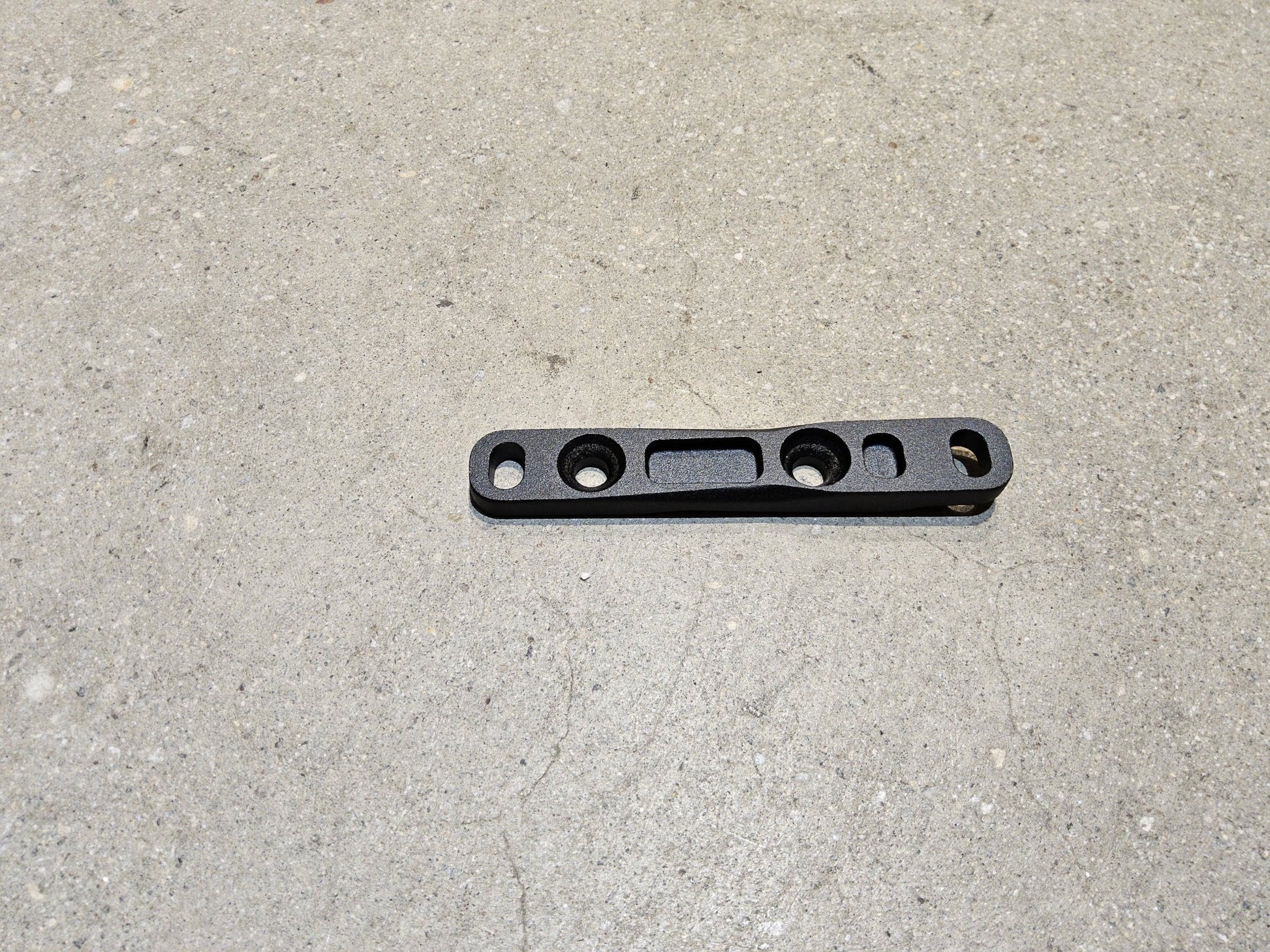Zubehör von Sram, SRAM ADAPTER FLAT MOUNT 140 / 160MM / VORNE in variant_title vor USEDBIKES - OB.DE Hintergrund