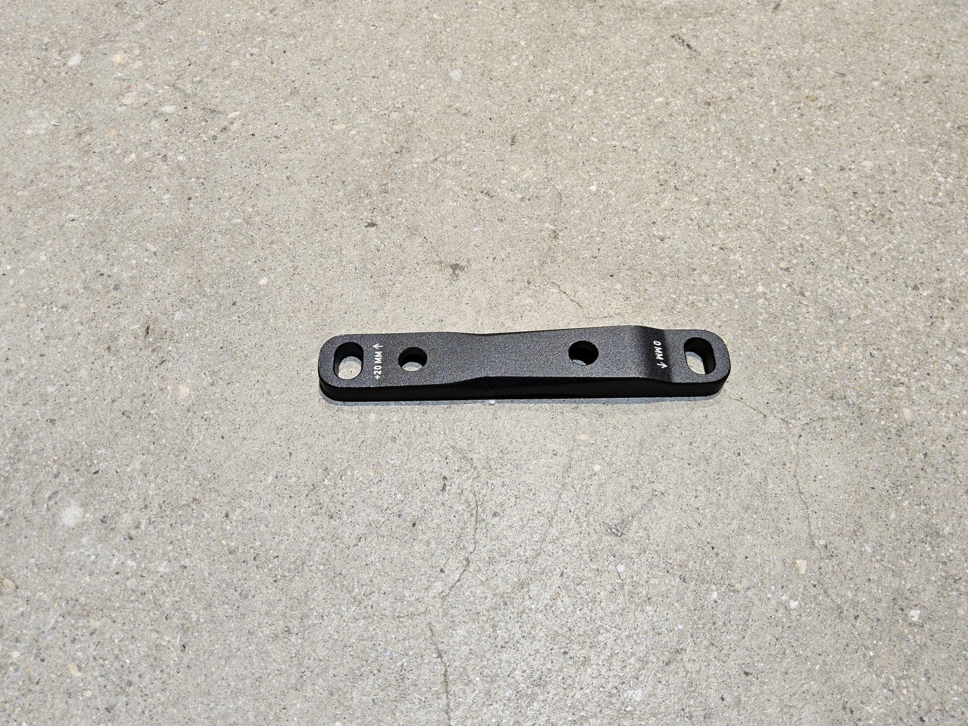 Zubehör von Sram, SRAM ADAPTER FLAT MOUNT 140 / 160MM / VORNE in variant_title vor USEDBIKES - OB.DE Hintergrund