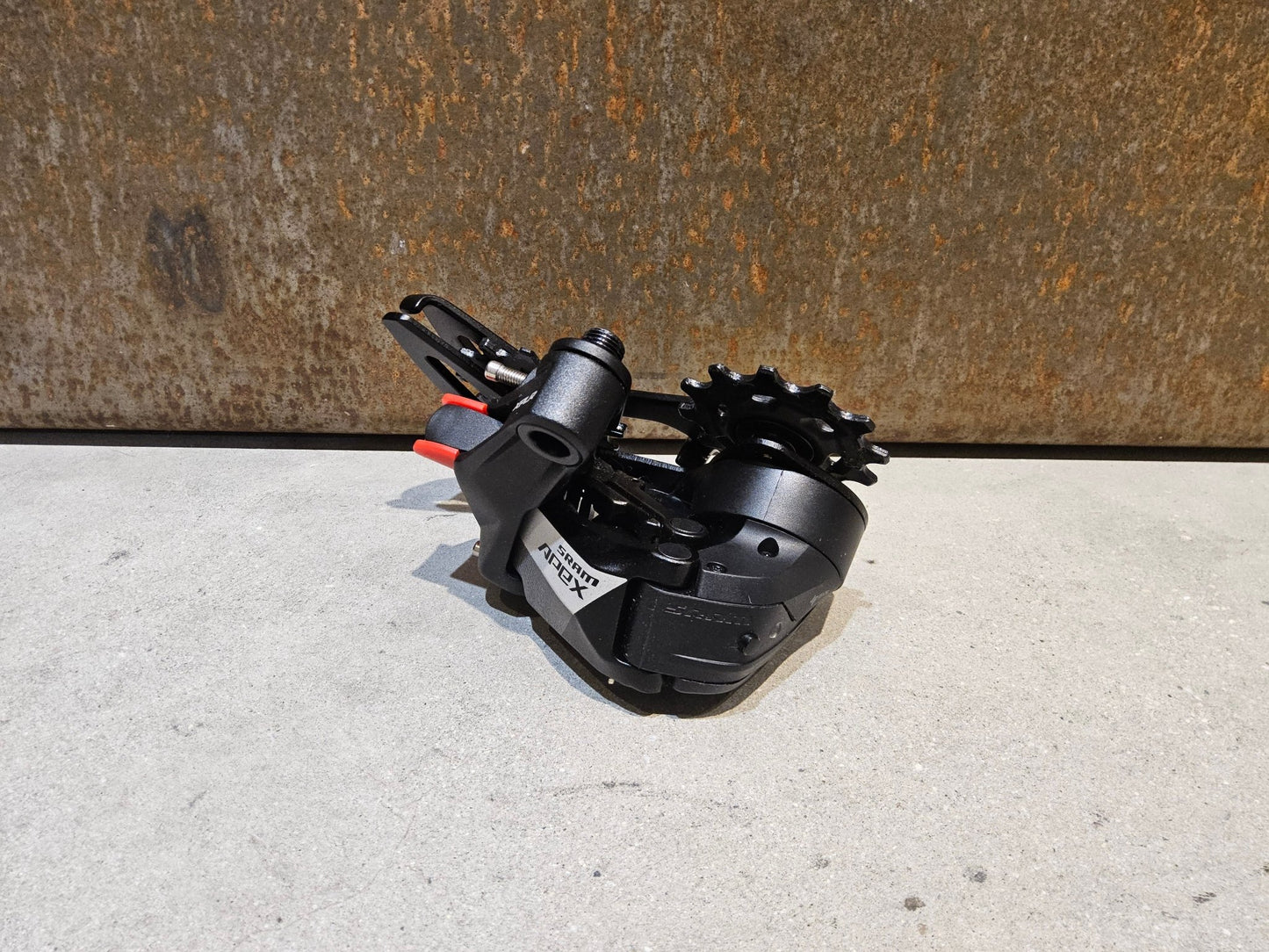 Schaltungsteile von Sram, SRAM APEX ETAP AXS XPLR SCHALTWERK 12 FACH vor USEDBIKES - OB.DE Hintergrund