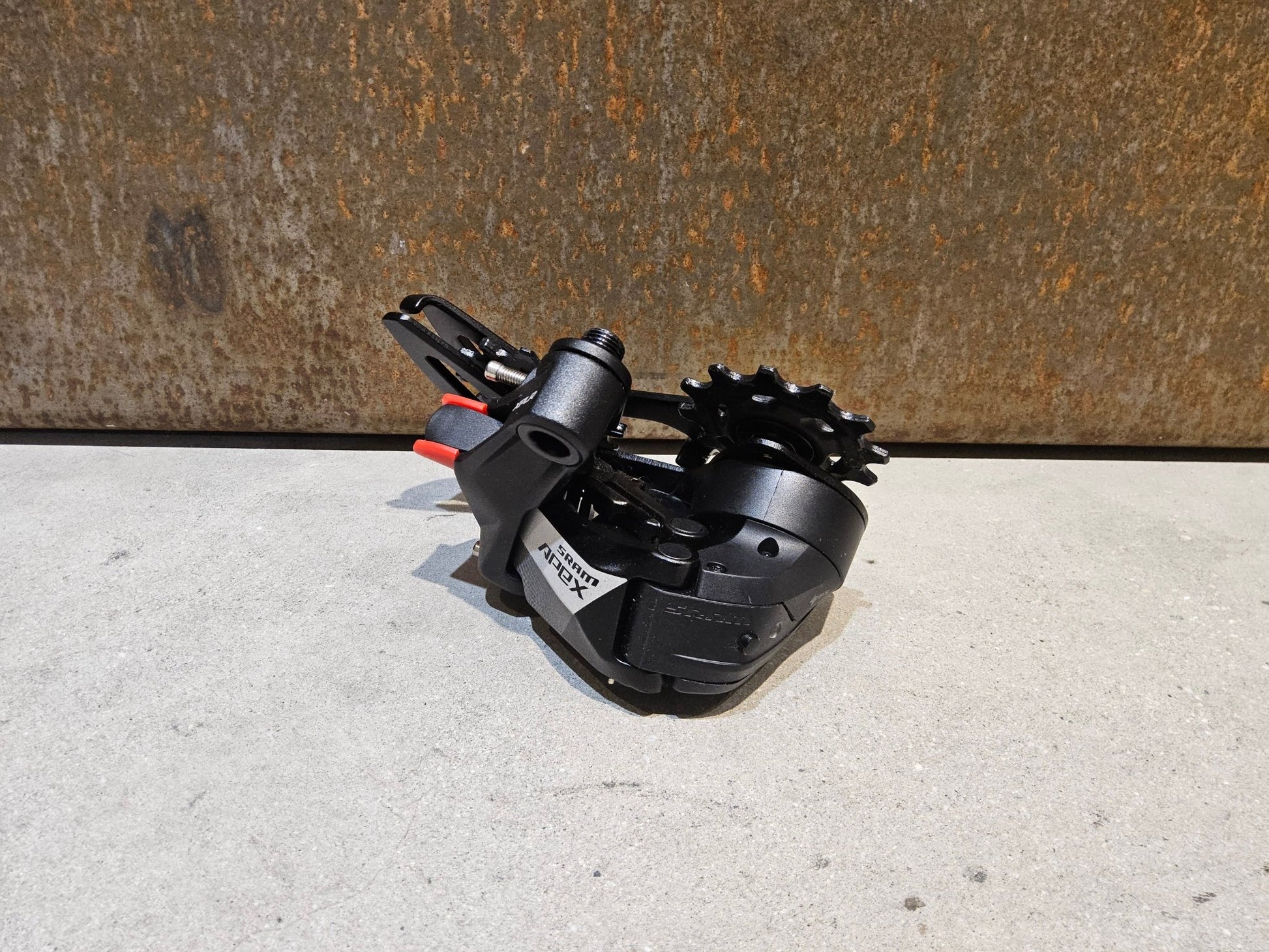 Schaltungsteile von Sram, SRAM APEX ETAP AXS XPLR SCHALTWERK 12 FACH vor USEDBIKES - OB.DE Hintergrund