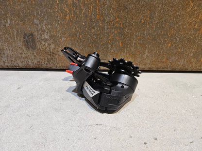 Schaltungsteile von Sram, SRAM APEX ETAP AXS XPLR SCHALTWERK 12 FACH vor USEDBIKES - OB.DE Hintergrund