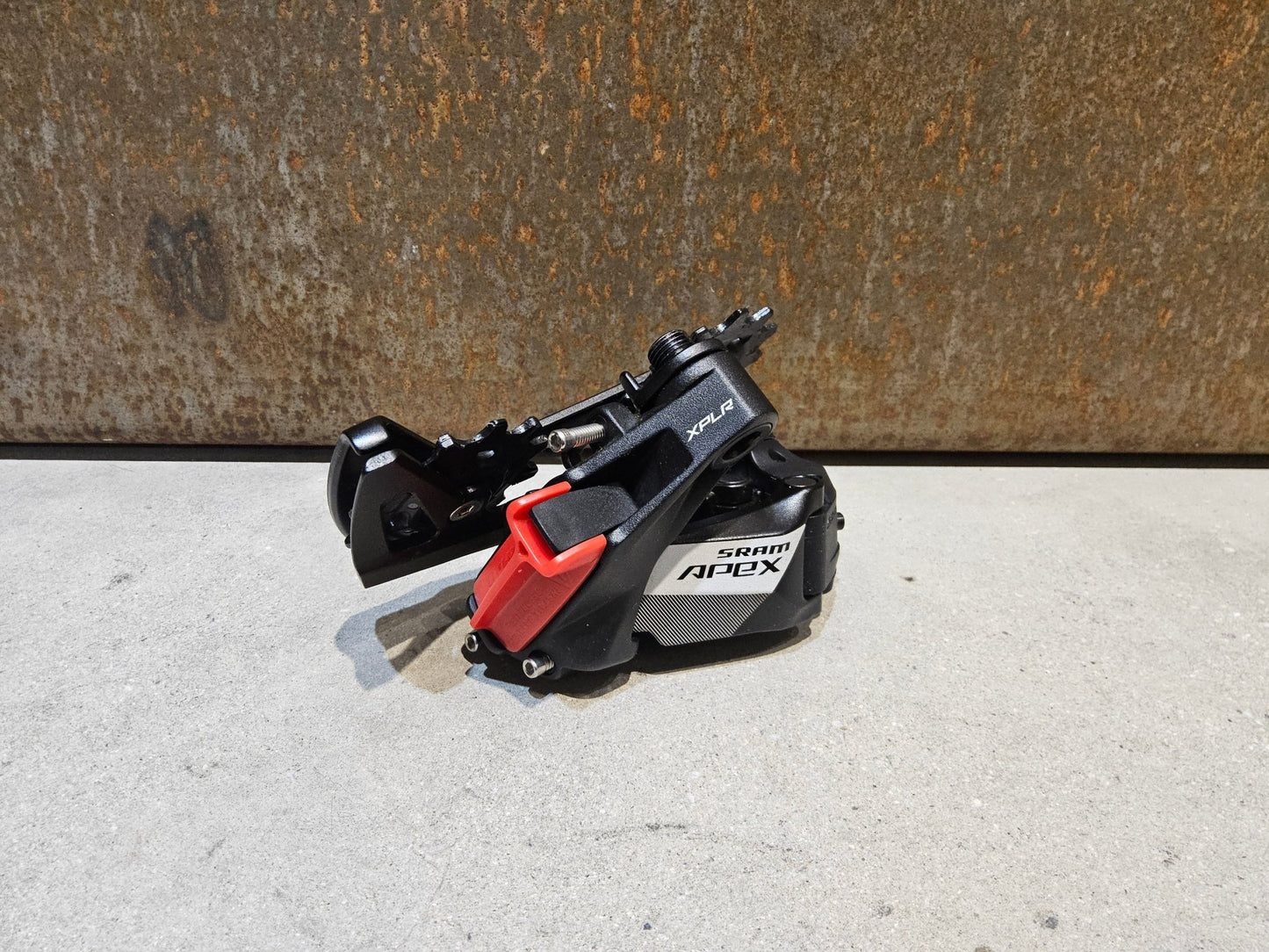 Schaltungsteile von Sram, SRAM APEX ETAP AXS XPLR SCHALTWERK 12 FACH vor USEDBIKES - OB.DE Hintergrund