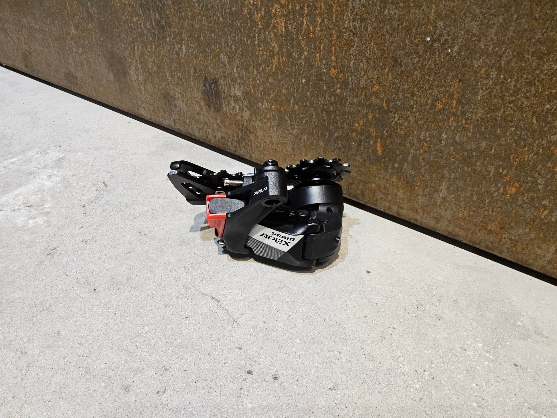 Schaltungsteile von Sram, SRAM APEX ETAP AXS XPLR SCHALTWERK 12 FACH vor USEDBIKES - OB.DE Hintergrund