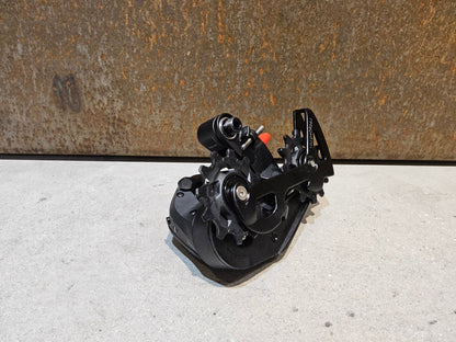 Schaltungsteile von Sram, SRAM APEX ETAP AXS XPLR SCHALTWERK 12 FACH vor USEDBIKES - OB.DE Hintergrund